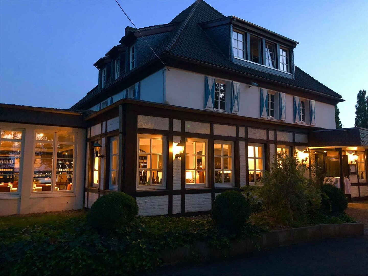 Landhaus Mönchenwerth bei Dämmerung